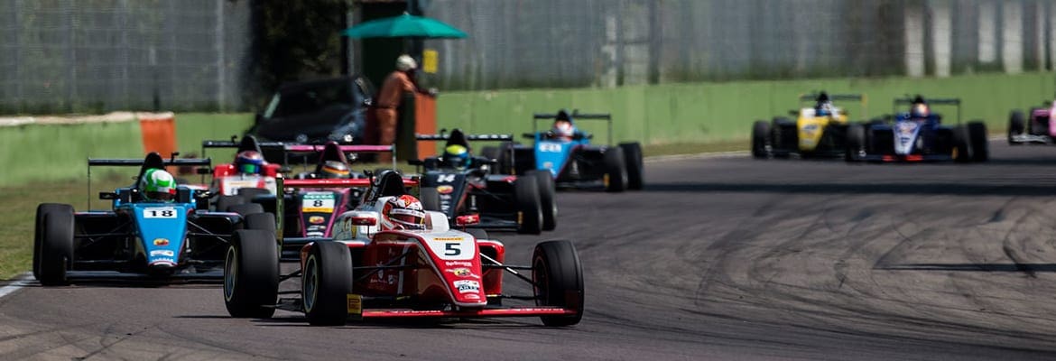 Gianluca Petecof arranca pódio na última volta em Ímola pelo Italiano de Fórmula 4