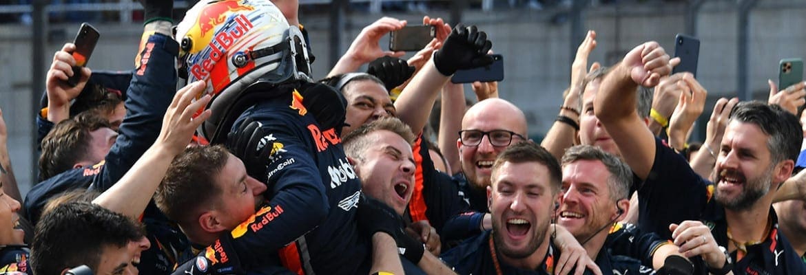 Situação estranha pós-corrida na F1: “Devo comemorar com o cotovelo?”