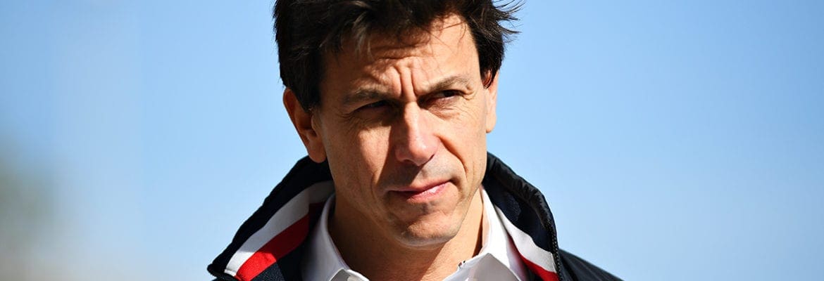 “Wolff usa Aston Martin como ameaça, mas quer ficar com a Mercedes”, diz Plooij