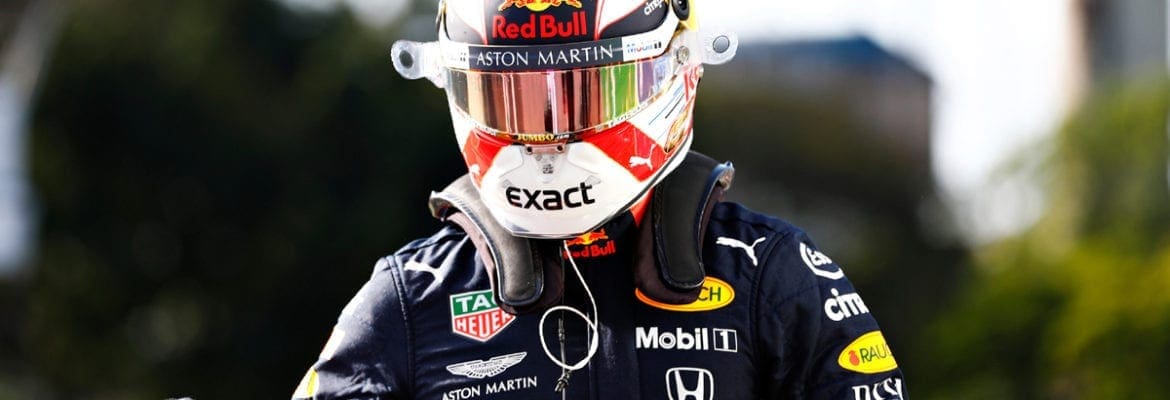 Macacão de corrida de Verstappen rendeu alta quantia em leilão para caridade