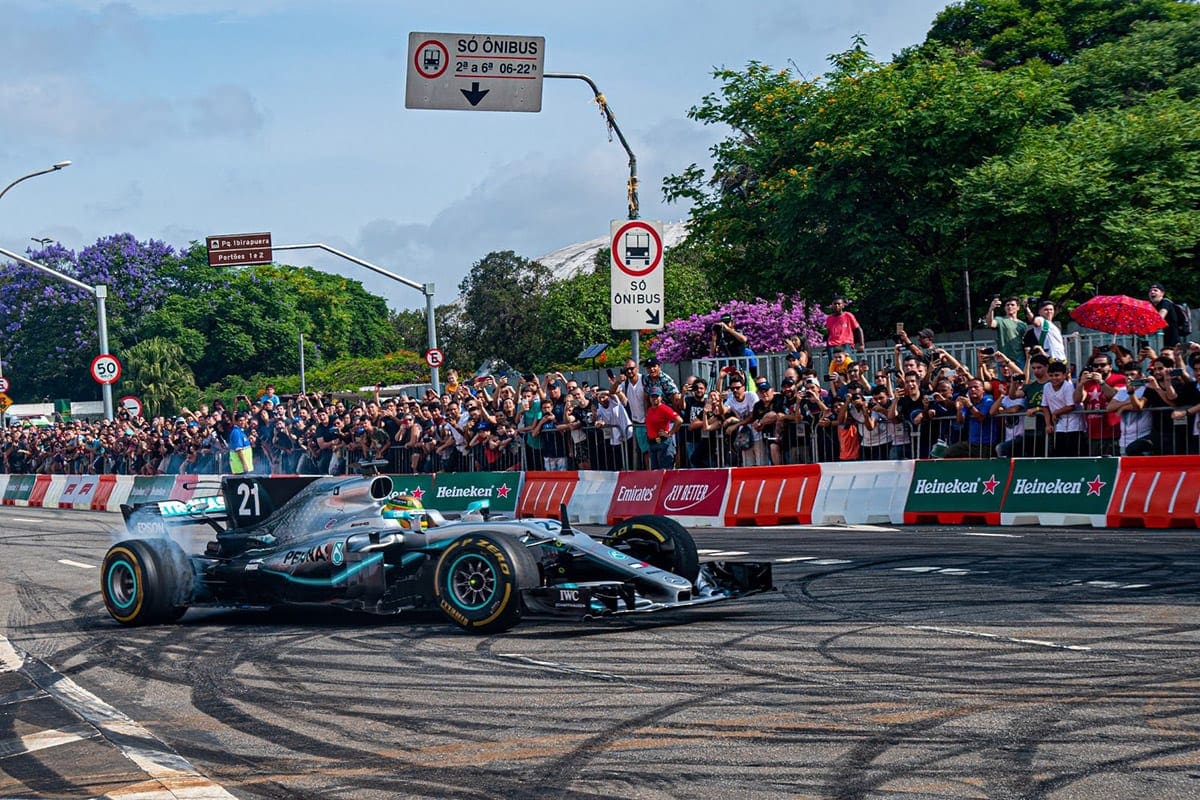 Homenagem a Ayrton Senna com grandes carros e pilotos emociona público em São Paulo Senna Tribute