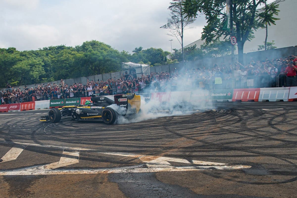 Homenagem a Ayrton Senna com grandes carros e pilotos emociona público em São Paulo Senna Tribute