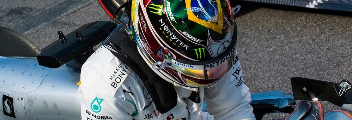 Hamilton se diz sem palavras por cidadania honorária no Brasil: “Amo vocês”