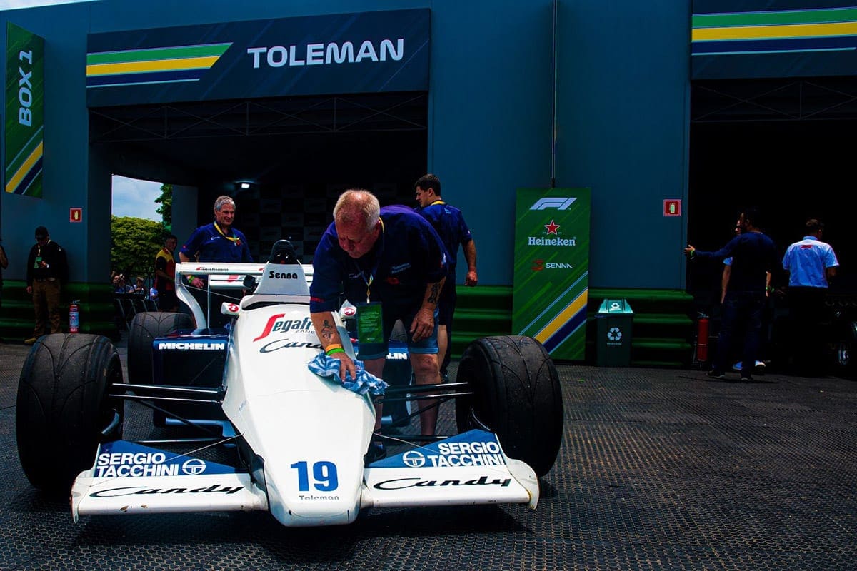 Homenagem a Ayrton Senna com grandes carros e pilotos emociona público em São Paulo Senna Tribute