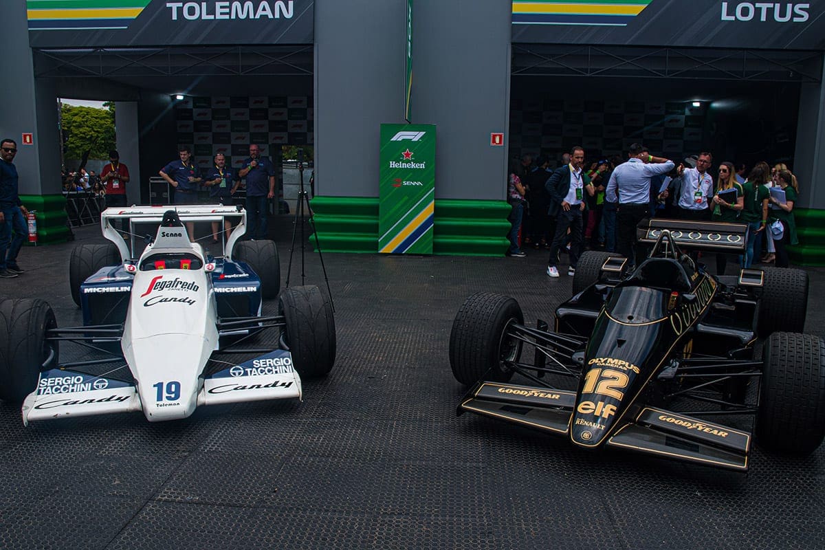 Homenagem a Ayrton Senna com grandes carros e pilotos emociona público em São Paulo Senna Tribute