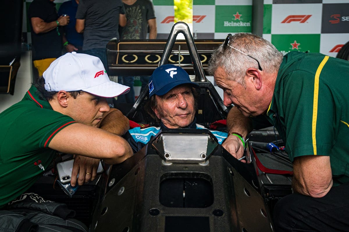 Homenagem a Ayrton Senna com grandes carros e pilotos emociona público em São Paulo Senna Tribute