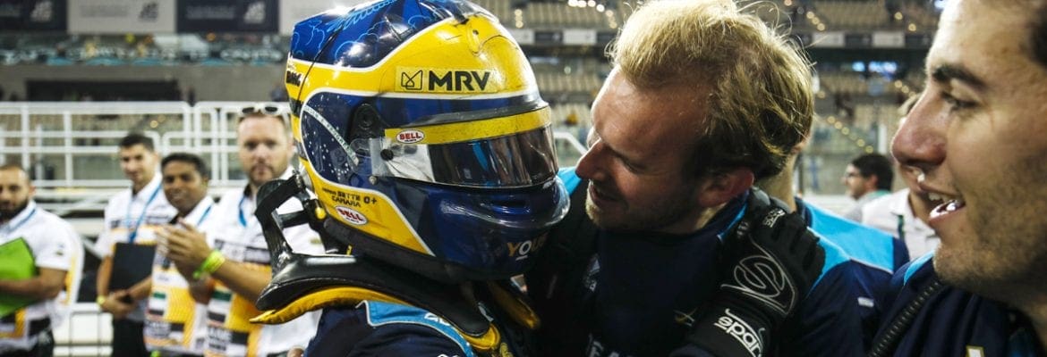 Sérgio Sette garante superlicença para F1; brasileiro larga da pole e vence em Abu Dhabi