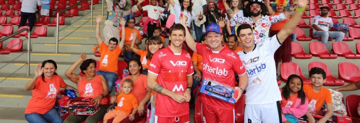 Massa, Barrichello, Di Grassi, entre outros participam de futebol beneficente no CT do São Paulo