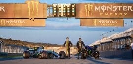 FOTOS: Lewis Hamilton e Valentino Rossi invertem papéis em Valência
