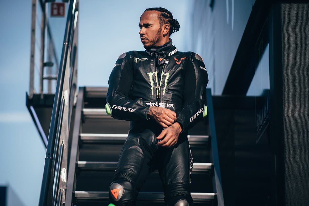 FOTOS: Lewis Hamilton e Valentino Rossi invertem papéis em Valência