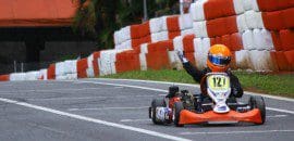 Jovens pilotos entre 8 e 11 anos correm preliminar das 500 Milhas de Kart
