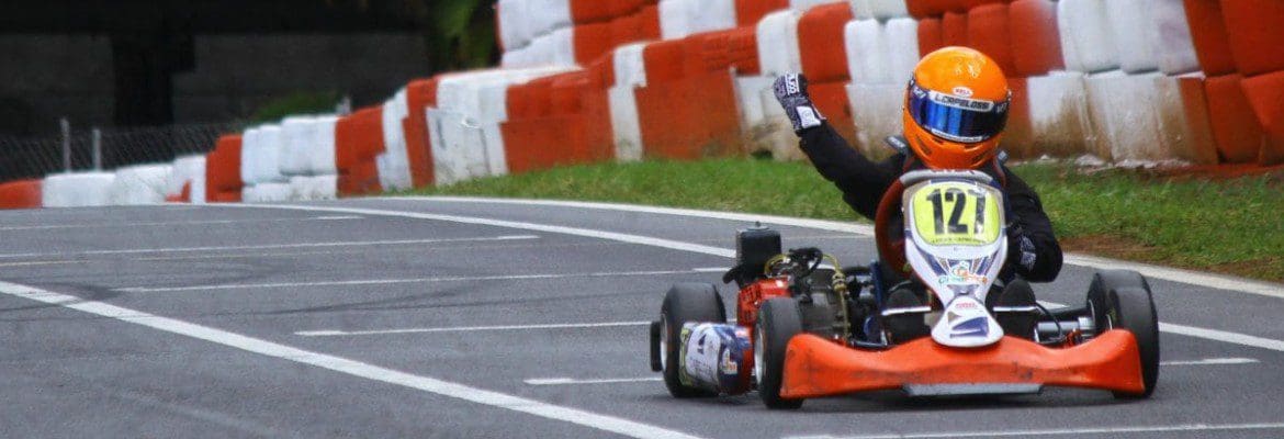 Jovens pilotos entre 8 e 11 anos correm preliminar das 500 Milhas de Kart
