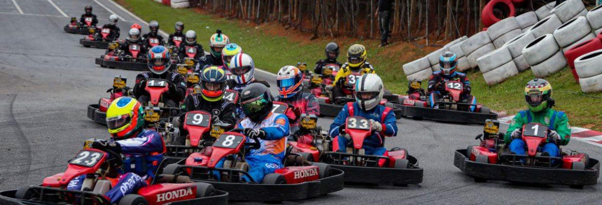 Famosos e infuencers se divertem no Kart dos Artistas nas 500 Milhas