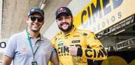 Vencedor do Rally dos Sertões, Lucas Moraes visita Stock Car e é recebido por campeões nos boxes