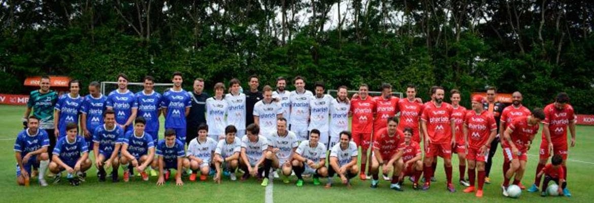 Felipe Massa e Lucas di Grassi disputam partida de futebol beneficente