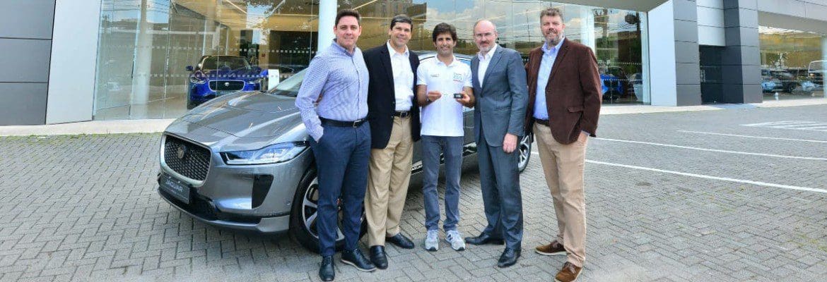 Sérgio Jimenez recebe Jaguar I-PACE como prêmio por título de campeão do mundo no eTROPHY