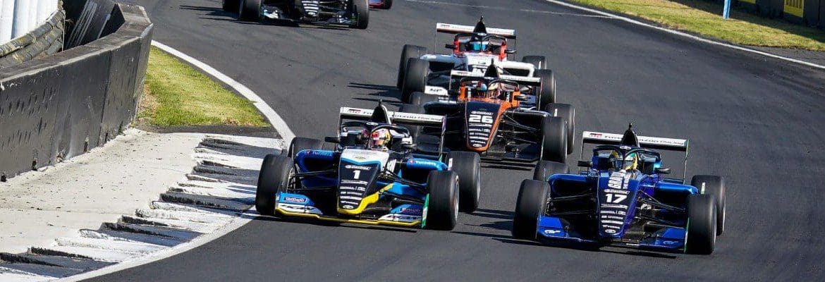 Igor Fraga é tocado, Liam Lawson vence e assume liderança da Toyota Racing Series