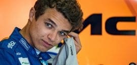 Nos simuladores, Norris vence na ausência de Verstappen