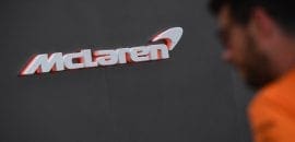 McLaren confirma mais 14 funcionários em quarentena depois de contato com infectado