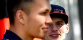 F1: Verstappen prega peça em Albon e “furta” celular durante coletiva