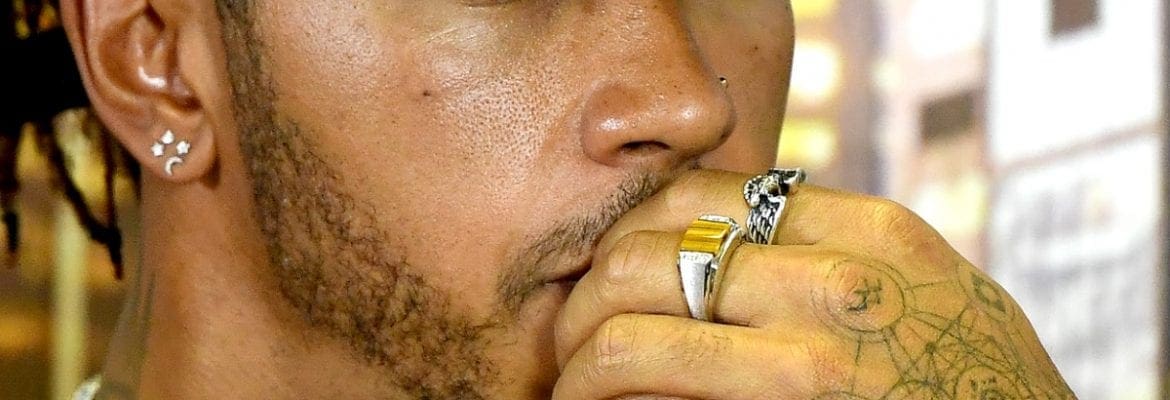 Lewis Hamilton ajudou seu irmão a lidar com bullying