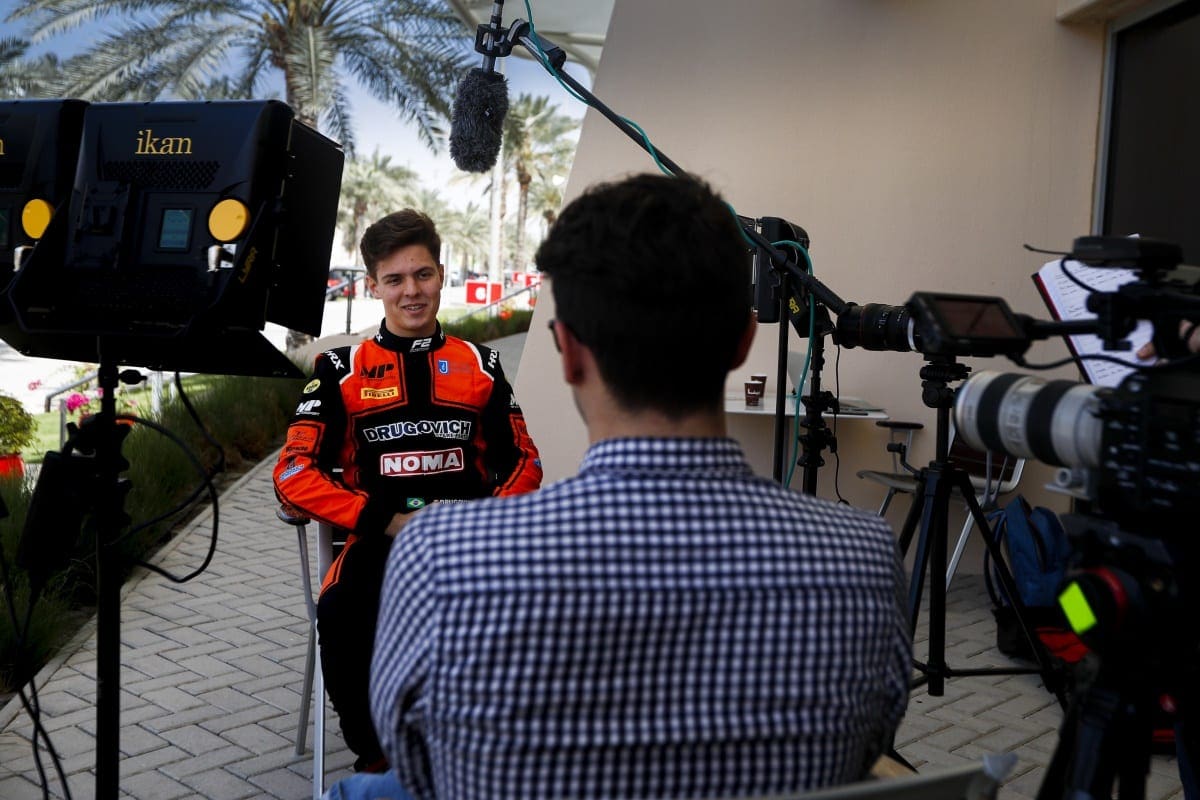 GALERIA: Piquet, Drugovich e Samaia, os brasileiros do grid da F2, durante os testes no Bahrein