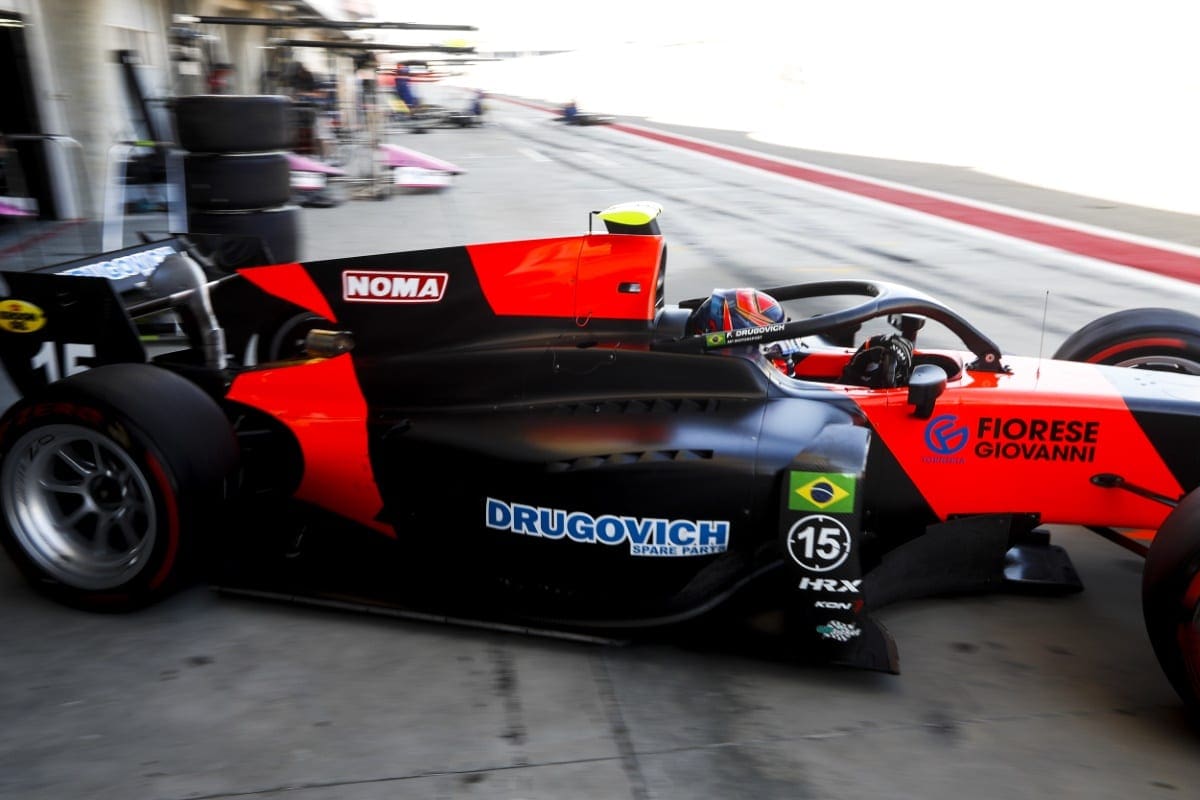 GALERIA: Piquet, Drugovich e Samaia, os brasileiros do grid da F2, durante os testes no Bahrein