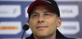 Villeneuve termina em sexto no Troféu das Lendas usando controle de Xbox