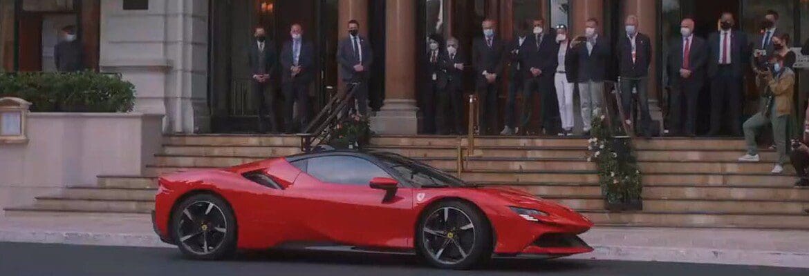 Leclerc acelera pelas ruas vazias de Mônaco para promover SF90 Stradale