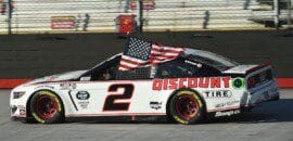 Keselowski vence após penalidades no final da corrida no Bristol Motor Speedway