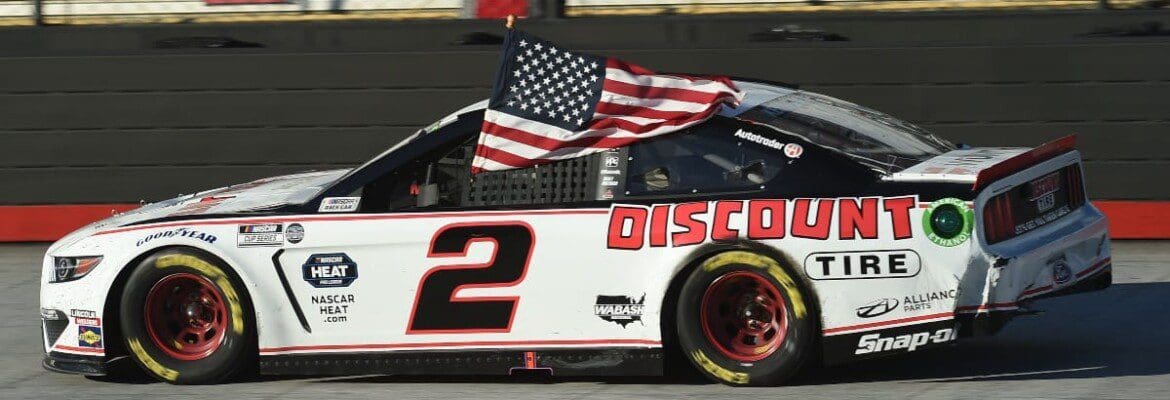Keselowski vence após penalidades no final da corrida no Bristol Motor Speedway