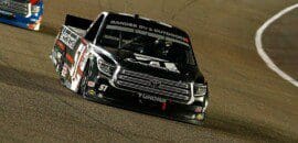 Kyle Busch supera punição recebida antes da corrida para vencer na Truck Series, em Miami