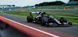 Mercedes volta ao topo e lidera último treino com Bottas