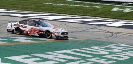 Cole Custer assume a liderança na última volta e vence no Kentucky
