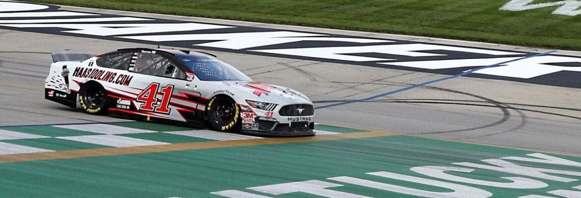 Cole Custer assume a liderança na última volta e vence no Kentucky
