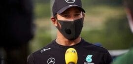Hamilton divide sucesso com toda a equipe