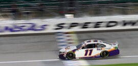 Hamlin ultrapassa Harvick nas voltas finais e vence no Kansas