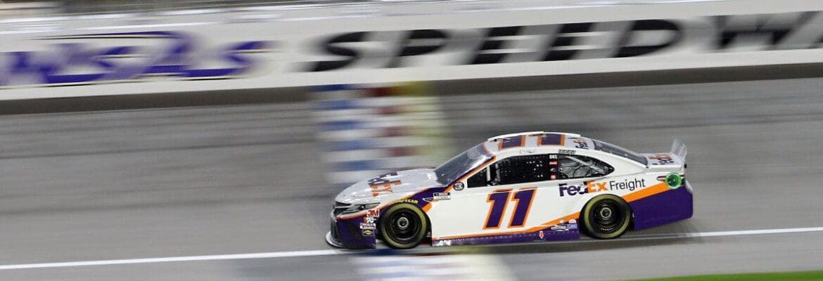 Hamlin ultrapassa Harvick nas voltas finais e vence no Kansas