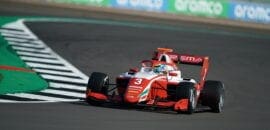 Logan Sargeant fatura a pole position da F3 na Inglaterra