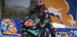 Quartararo vence em corrida dramática com recuperação e queda de Márquez