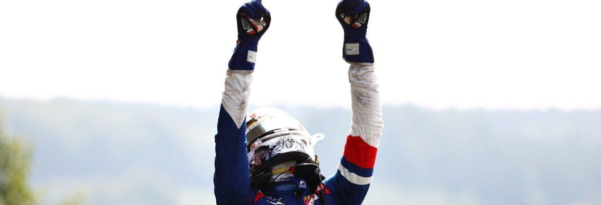 Shwartzman vê líderes baterem, toma a liderança e vence em Spa-Francorchamps