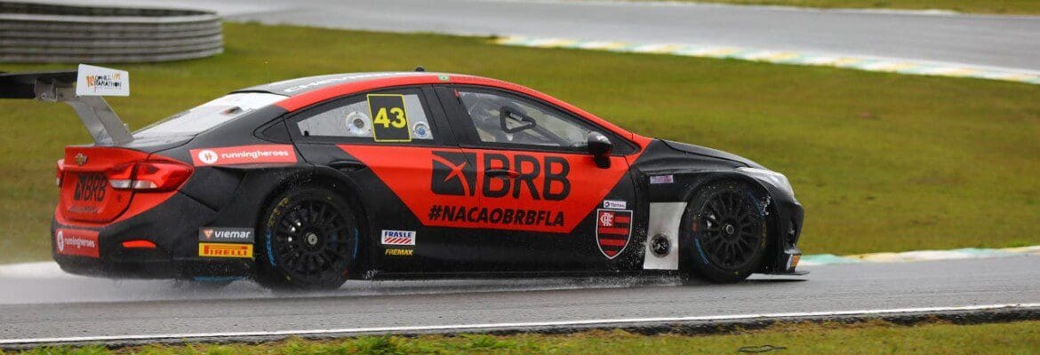 Flamengo estreia com Pedro Cardoso acelerando sob chuva nos treinos da Stock Car em Interlagos