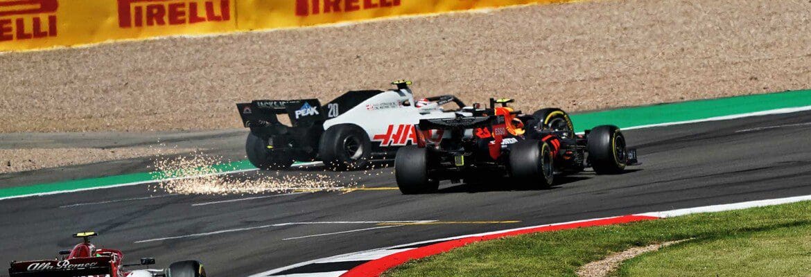 Albon considera culpa pelo toque com Magnussen em “50/50”
