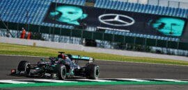 Hamilton lidera sexta-feira para a Mercedes em Silverstone