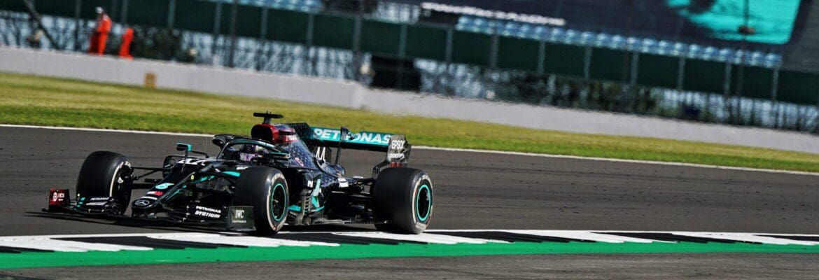 Hamilton lidera sexta-feira para a Mercedes em Silverstone