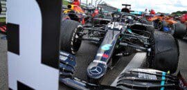 F1Mania.net Em Ponto – Mesmo com três rodas, Hamilton vence em Silverstone