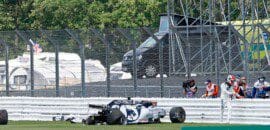 Barreira de pneus colocada no local do acidente de Kvyat