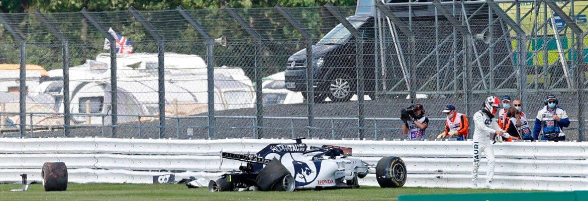 Barreira de pneus colocada no local do acidente de Kvyat