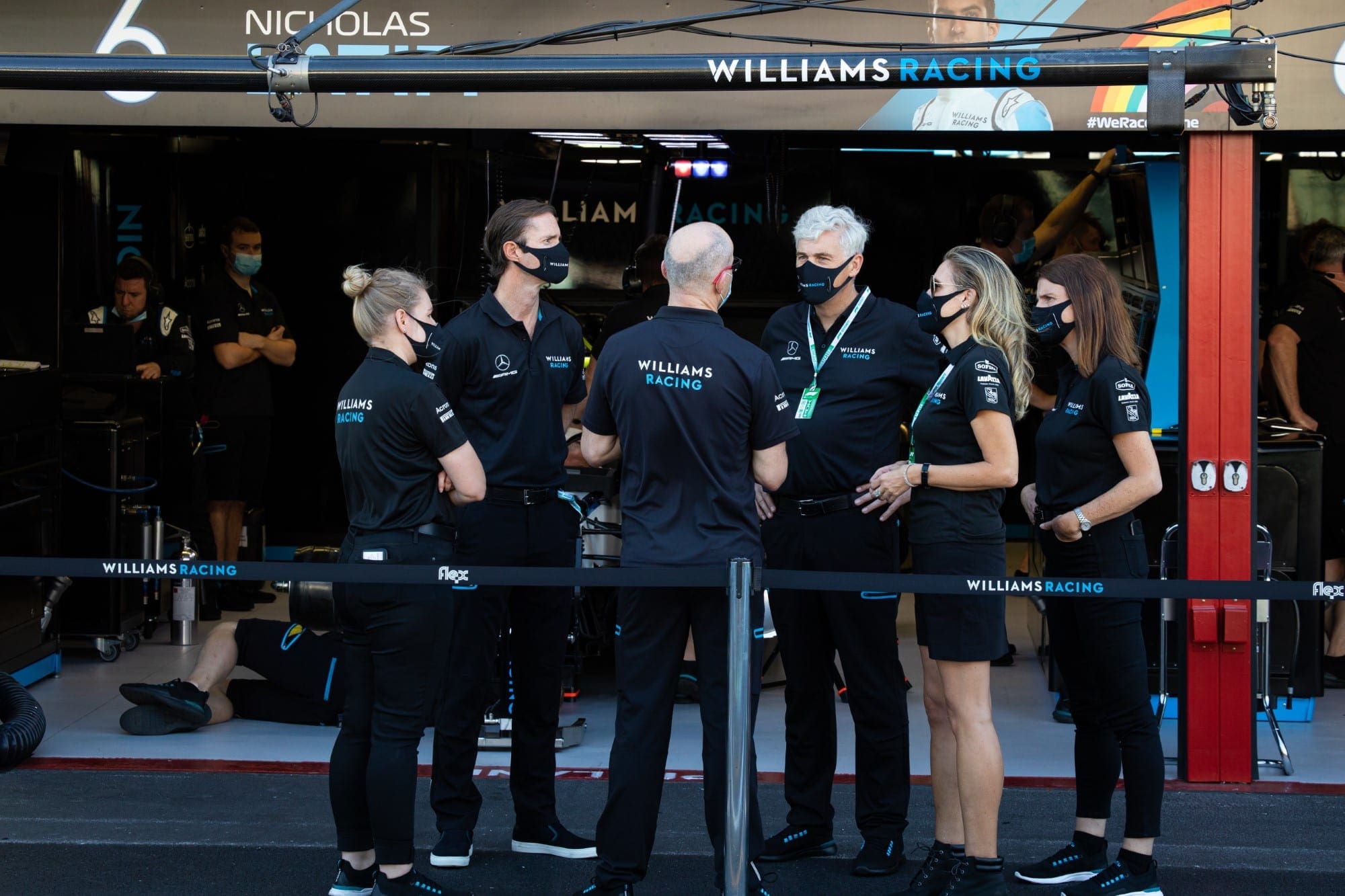 Galeria: confira as imagens da qualificação para o GP da Toscana James Matthews (GBR) Eden Rock Group CEO - Williams Racing Director; Stephanie Dattilo (USA) Dorilton Capital Chief Legal Officer and Group General Counsel - Williams Racing Director; Simon Roberts (GBR) Williams Racing F1 Acting Team Principal; and Matthew Savage, Dorilton Capital Chairman - Williams Racing Director