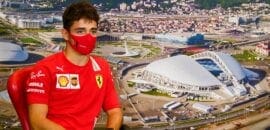 Leclerc de cabeça erguida: “É sempre bom ser piloto da Ferrari”